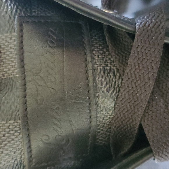 Louis Vuitton - Picture 9 of 10